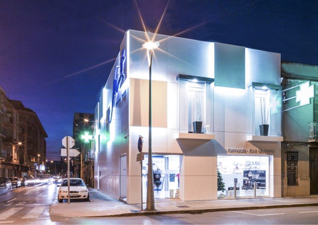 Ventilated facade by Butech created with KRION® at the Farmacia Font de Mora Pharmacy