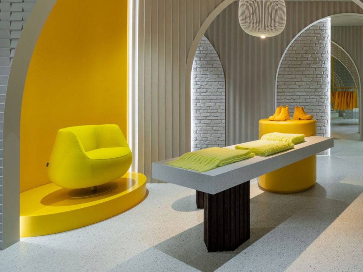 Spazio interno contemporaneo con uso creativo dei colori di tendenza nei progetti decorativi